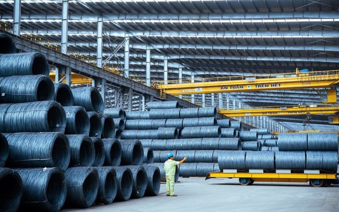 Doanh nghiệp sản xuất thép trong 'thế gọng kìm'