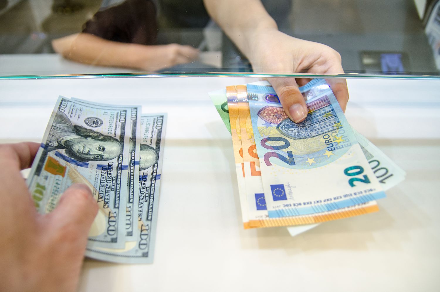 Dollar Hits Three-Week High as U.S. Services Data Strengthens Market Confidence