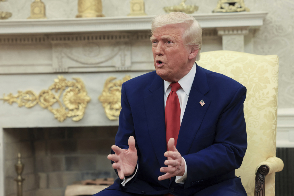 Tổng thống Donald Trump không dừng áp thuế nhưng hướng tới đàm phán với các  nước | VTV.VN