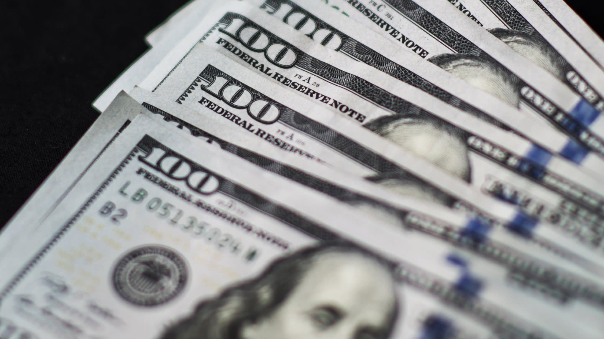 Dollar's rebound in April gains momentum as bond yields rise